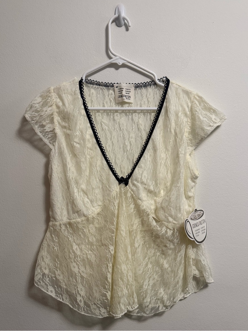 french‎ pastry Cream Lace V-Neck Cap Sleeve Top with Black Trim